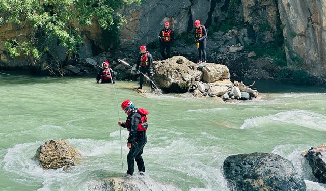 Yüksekova’da Kayıp Genç İçin Arama Çalışmaları Sürüyor