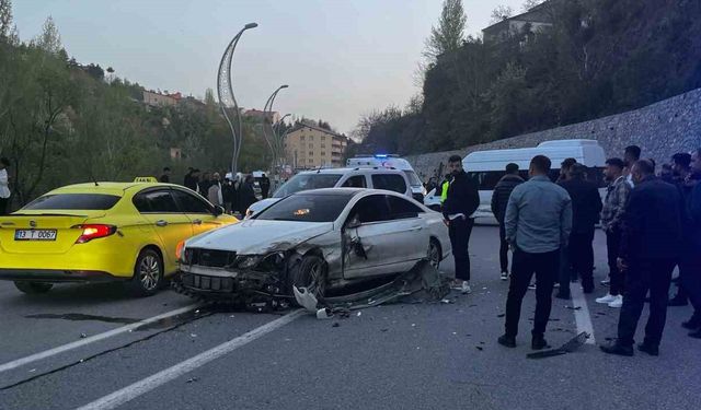 Servis Minibüsüyle Otomobil Çarpıştı: 8 Yaralı