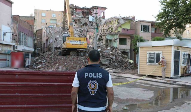 Diyarbakır'da Ağır Hasarlı Binaların Yıkımı Sürüyor