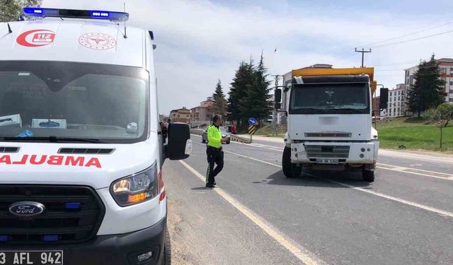 Kamyonla Çarpışan Otomobil Bahçeye Uçtu: 1 Yaralı