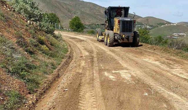 Elazığ'da Köy Yollarında Bakım Onarım Çalışmaları Sürüyor