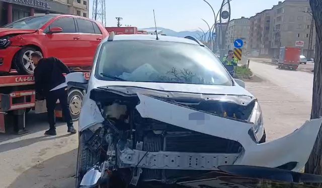 Hakkari'de Trafik Kazası: 2 Yaralı