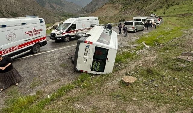 Hakkari'de Öğrenci Servis Aracı Devrildi: 8 Yaralı