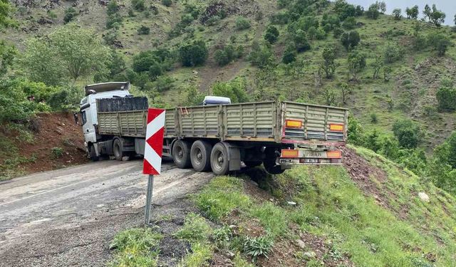 Hakkari'de Mahsur Kalan Tırı Vatandaşlar Kurtardı!