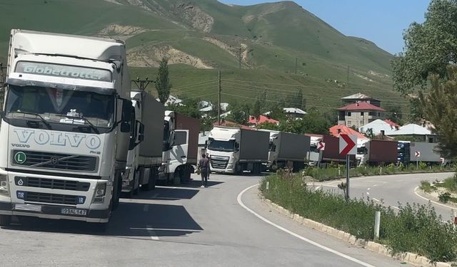 İran Sınırında 2 Kilometrelik Tır Kuyruğu Oluştu