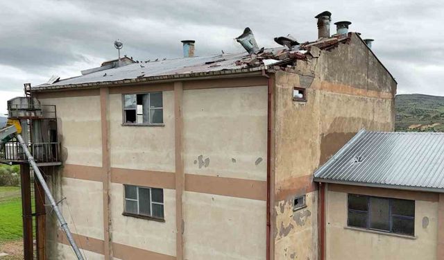 Tunceli'de Kuvvetli Fırtınada Un Fabrikası Zarar Gördü