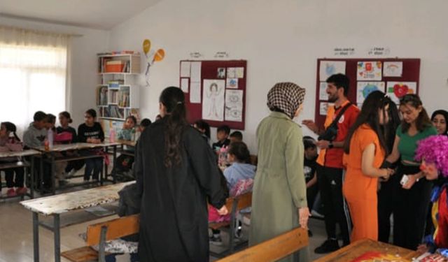 Üniversite Öğrencileri Anaokulu Öğrencilerine Kalem Dağıttı
