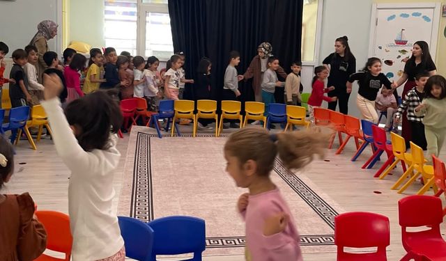 Üniversite Öğrencisinden Minikler İçin Renkli Etkinlik