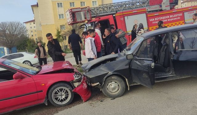 Van'da 2 Otomobil Çarpıştı: 1 Yaralı