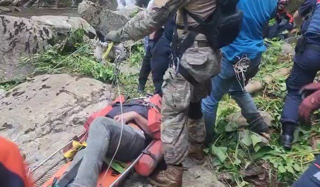 Protez Ayağı Çıkan Adam Şelalede Mahsur Kaldı