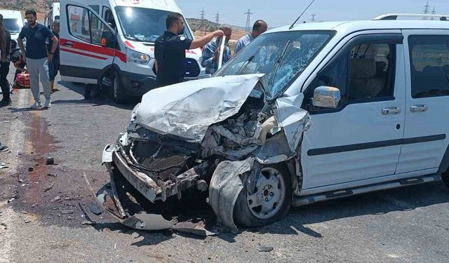 Siirt OSB Kavşağında Kaza: 2 Hafif Ticari Araç Çarpıştı, 4 Yaralı