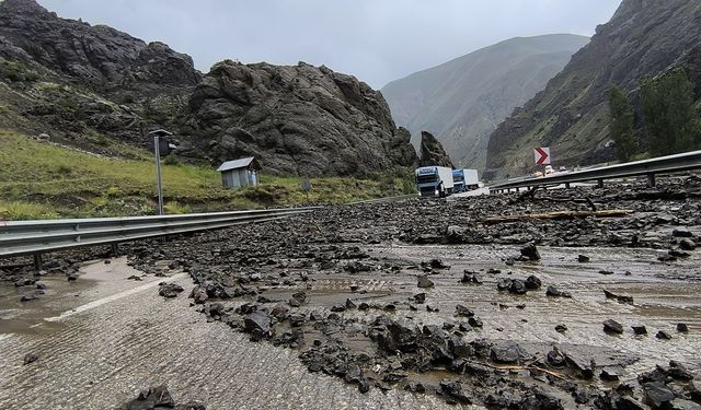 Heyelan ulaşımı aksattı