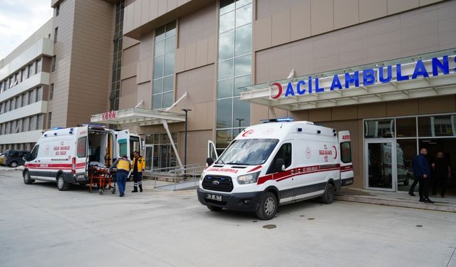 İnşaatta Korkutan Kaza: Kalıp Devrildi, 2 İşçi Yaralandı