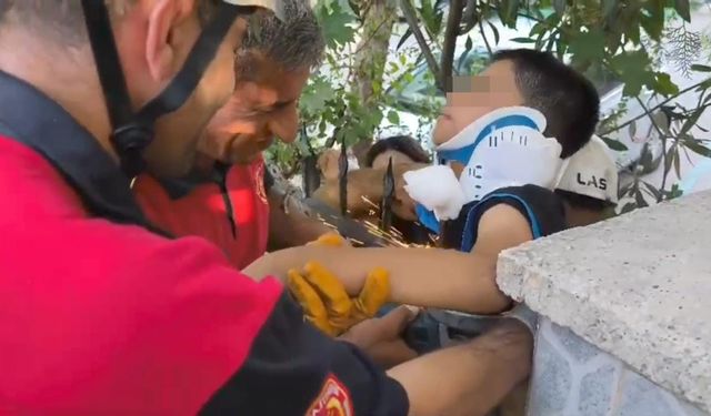 Duvara Tırmanan Çocuğun Koluna Demir Saplandı