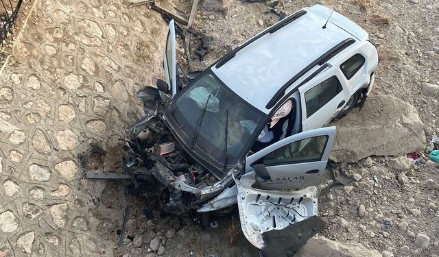 Adıyaman'da Kontrolden Çıkan Cip Şarampole Yuvarlandı