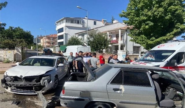 Elazığ'da 2 Otomobil Çarpıştı: 3 Yaralı