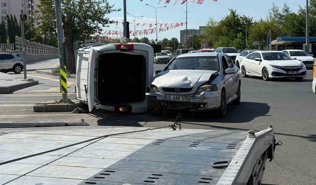 Otomobille Çarpışan Hafif Ticari Araç Devrildi