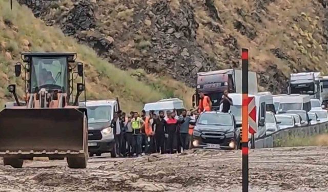 Yüksekova Van Karayolunda Heyelan Ulaşımı Aksattı