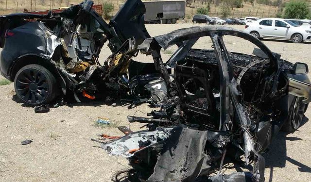 Malatya'da Direğe Çarpan Tesla İkiye Ayrıldı: 2 Ölü