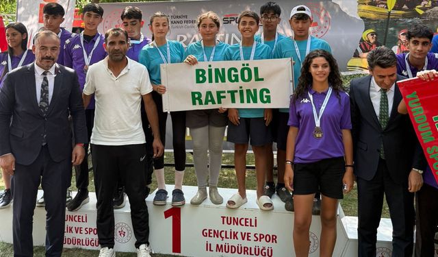 Bingöllü Raftingciler 'Türkiye Birincisi' ve 'Türkiye İkincisi' Oldu