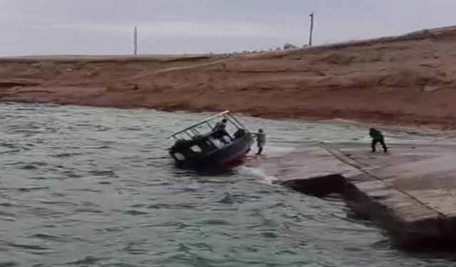 Kıyıdaki Balıkçı Teknesi, Rüzgarın Şiddetiyle Gölde Battı