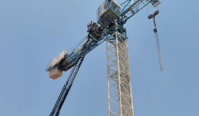 Kule Vinç Operatörü Fenalaştı, İmdadına İtfaiye Yetişti