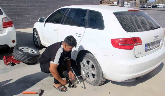 Avukatın Arabasının Lastikleri Kesildi