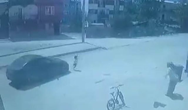 Caddeye Aniden Çıkan Çocuğa Otomobil Çarptı