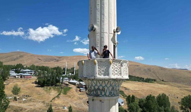 Van’da Cephe Telefonu Çekmediği İçin Minareye Çıkıyorlar