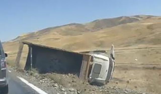 Korkut’ta Hafriyat Kamyonu Şarampole Devrildi: Sürücü Yaralandı