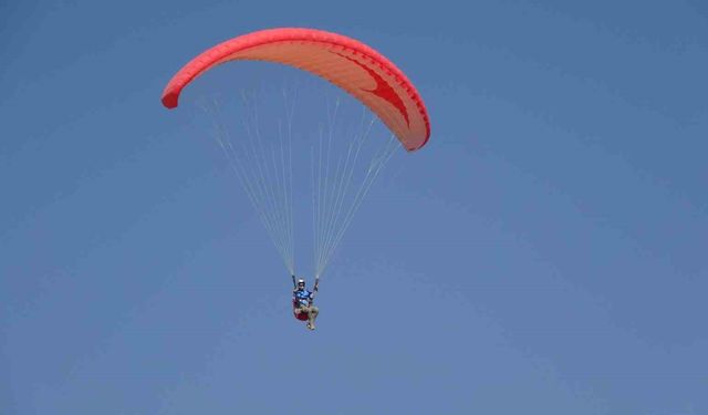 Yamaç Paraşütü Şampiyonası Tuşba’da Başladı