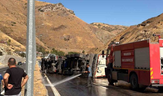 Elazığ’da Tavuk Yüklü Tır Devrildi: 1 Kişi Yaralandı