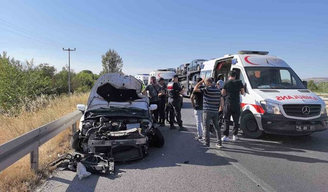 Otomobil Traktöre Çarptı: 1 Yaralı