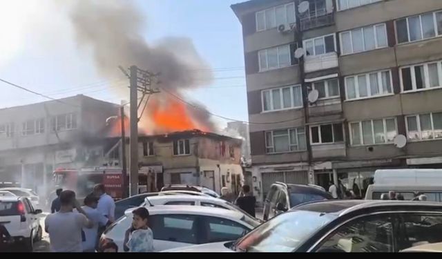2 katlı ev yangında kül oldu