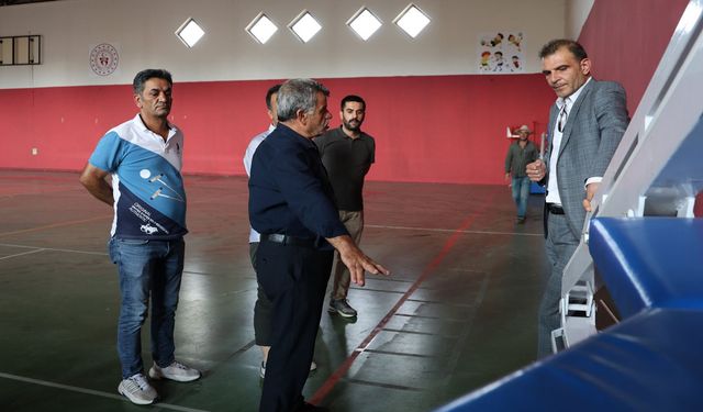 Karlıova'da Yıkımı Plânlanan Spor Salonunda İncelemelerde Bulundu