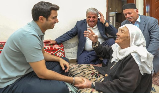 Köydeki Hasta ve Yaşlıları Evinde Ziyaret Etti