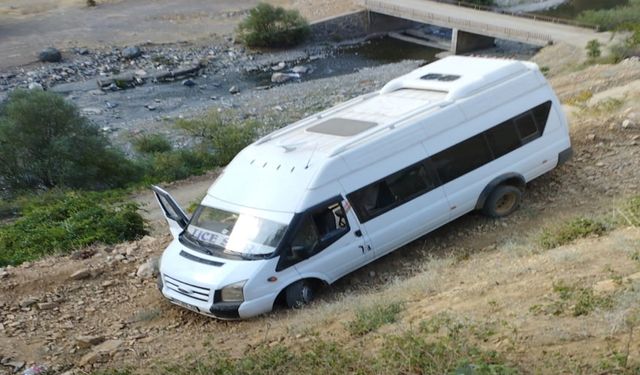 Bingöl'de Minibüs Şarampole Yuvarlandı: 7 Yaralı