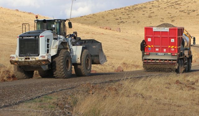 Karlıova’da Köy Yolları Asfaltlandı