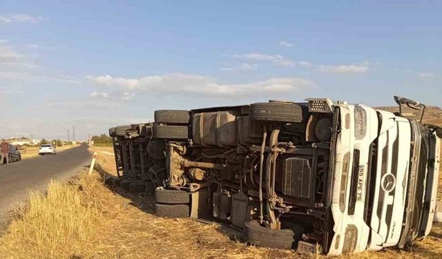 Saman Yüklü Tır Devrildi: 1 Yaralı