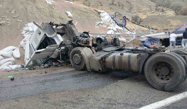 Bingöl Diyarbakır Yolunda Tır Devrildi: 1 Yaralı