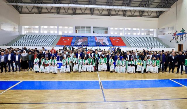 750 Öğrenciye 12 Bingölspor Forması Dağıtıldı