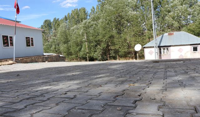 Karlıova’nın 2 Köyü Kilitli Parke Taşına Kavuştu