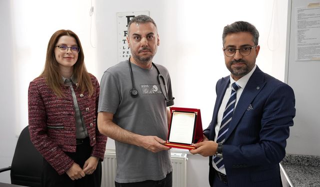 Aile Hekimlerine Kanser Taramalarındaki Özverili Çalışmaları Nedeniyle Plaket Verildi
