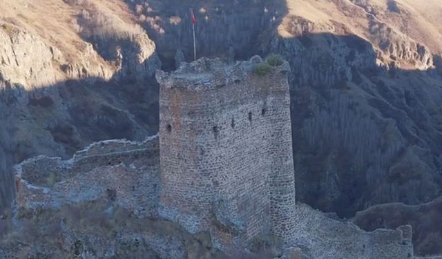 Tarihi Şeytan Kalesi Sonbahar Renkleriyle Ziyaretçilerini Bekliyor