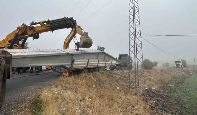 Bingöl’de Virajı Alamayan Tır Devrildi