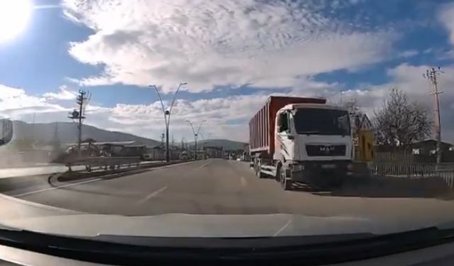 Ters Şeritte İlerleyen Kamyon Trafikte Paniğe Yol Açtı