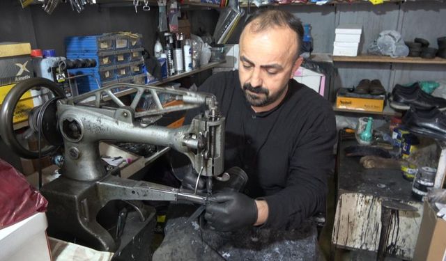 15 yıldır ayakkabı tamir ederek ailesini geçindiriyor