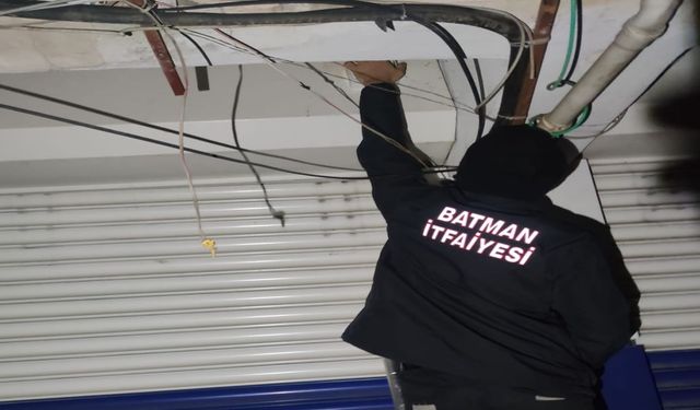 Elektronik Kapı Bozuldu, Kuaförde Mahsur Kaldılar