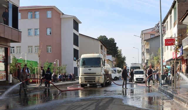 Bingöl'ün İlçesinde Yollar Tazyikli Suyla Yıkandı