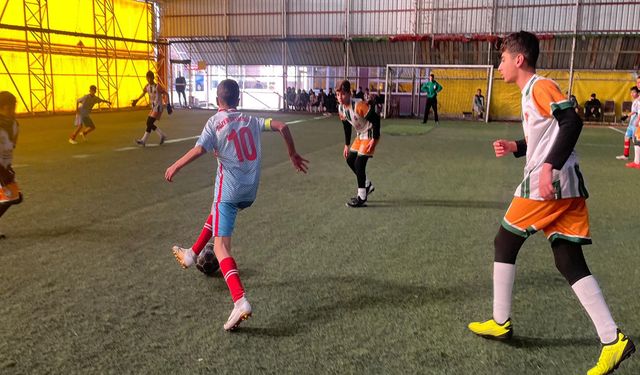 Bingöl’de Ortaokullararası Halı Saha Futbol Turnuvası Sona Erdi